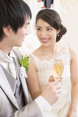 Güzel, mutlu, genç bir çift ellerinde şampanya kadehleri