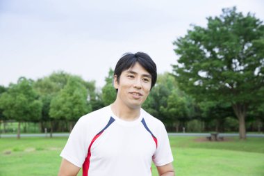 Parktaki Asyalı sporcu.