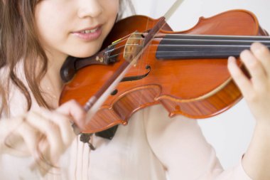 Keman çalan genç kadın, manzarayı kapat. 