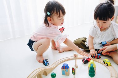 Küçük sevimli Japon kızları oyuncaklarla oynuyorlar.