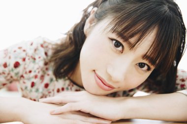 Evde gülümseyen Asyalı kız portresi 