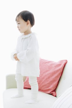 Evde oynayan küçük Asyalı çocuğun portresi. 