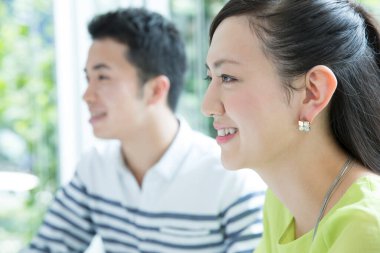 Sabah ofiste Asyalı genç iş adamları