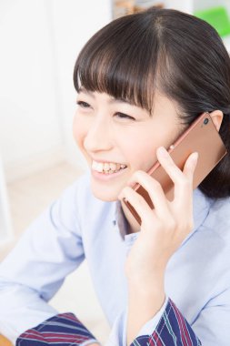 Asyalı kadın ile hareket eden telefon