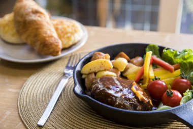 Tahta masada sebzeli ızgara tavuk göğsü.