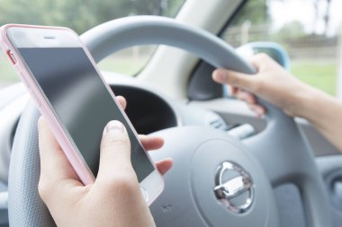 Bir araba ve bir cep telefonu kullanarak kadın.