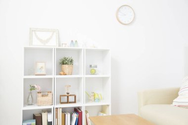 Beyaz ahşap bir gardırop manzarası.