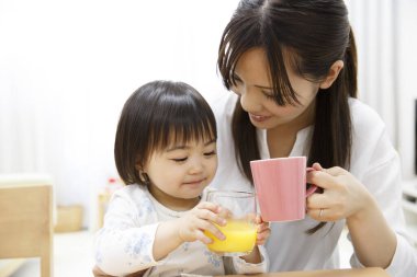 Anne ve kızı having kahvaltı 