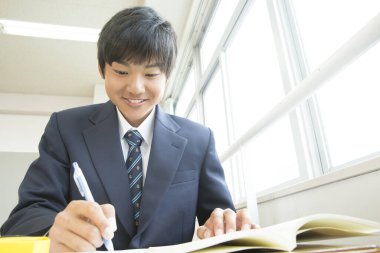 Sınıfta okuyan Japon öğrencinin portresi.