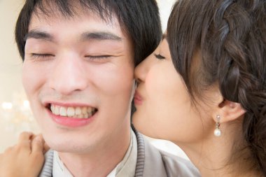 Güzel genç gelinin portresi Mutlu yakışıklı damadı öpüyor