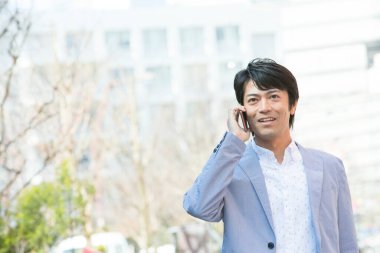 genç işadamı ile şehir içinde smartphone