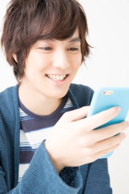 Japon adam beyaz arka planda cep telefonu kullanıyor