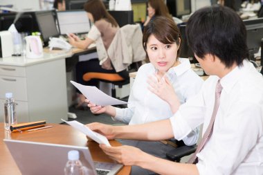 Asya iş adamı ve ofiste çalışan kadın