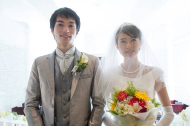 Düğün töreninde mutlu Japon gelin ve damat