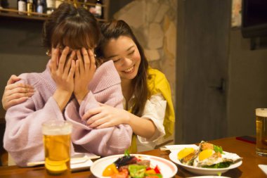 Lokantada iki genç Asyalı kadın