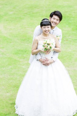 Parkta birbirine aşık Asyalı genç bir çiftin portresi.