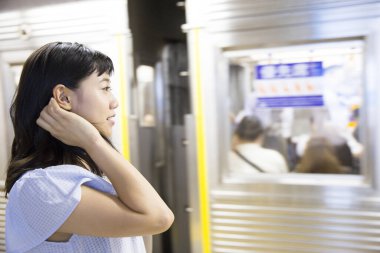 Metro istasyonundaki Asyalı kadın.