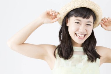 Beyaz şapkalı Asyalı genç kadın. 