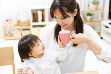Anne ve kızı having kahvaltı