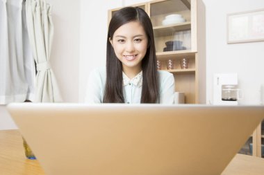 Laptoplu genç Asyalı kadın.