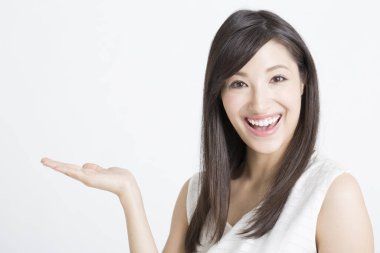 Beyaz arka planda avuç içi açık güzel bir Japon kadın. 