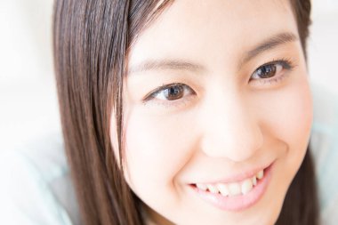 Genç Japon kadın gülümsüyor.