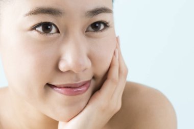 Mükemmel ciltli güzel bir Japon kadının portresi.