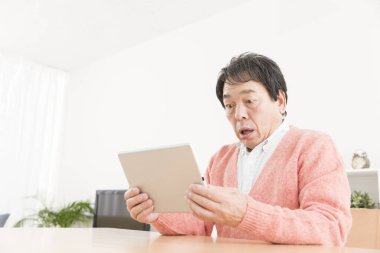 Tabletli kıdemli Japon işadamı