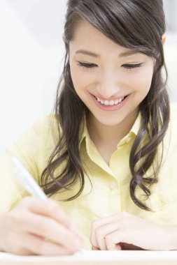 Asyalı kadın yazma not defterinde