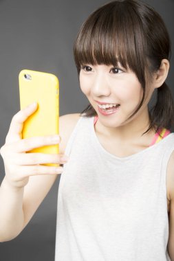 Selfie akıllı telefon ile çekici kadın