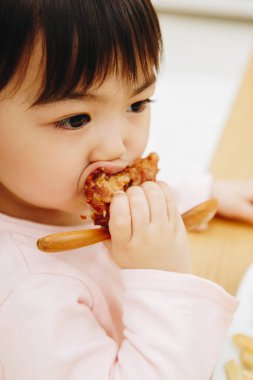 Güzel Asyalı kız evde Japon yemeği yiyor.