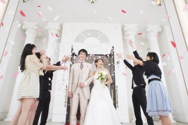 Düğün töreninde konukları olan mutlu genç Japon gelin ve damat.