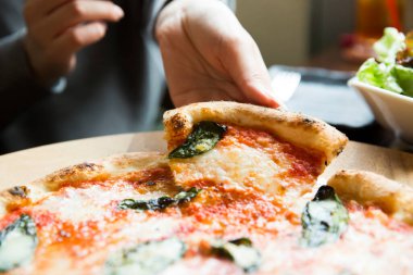 Masadaki lezzetli pizzanın manzarasını kapat. 