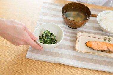 Yakın plan - çocuğunu besleyen kadının görüntüsü 