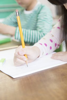 Okullu kız derslere hazırlanıyor. Yakın çekim. 