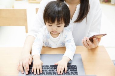 Asya ailesi dizüstü evde kullanma 