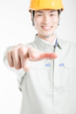 Beyaz arkaplanı gösteren Asyalı erkek mühendisin stüdyo portresi