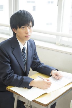 Sınıfta okuyan Japon öğrencinin portresi.