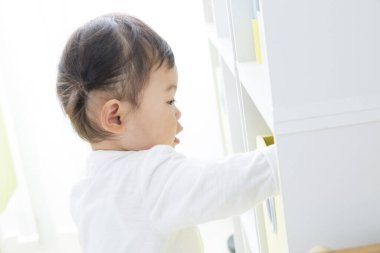 Evdeki oturma odasında oynayan küçük tatlı bir Japon kız.