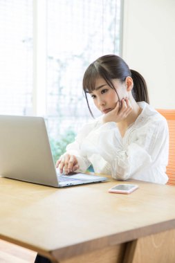 Evde çalışan genç Asyalı kadın