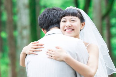 Parkta poz veren Asyalı gelin ve damat 