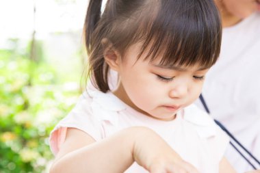 Küçük kız parkta oynuyor.