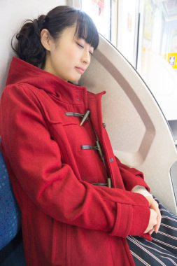 Trende uyuyan Asyalı kız.