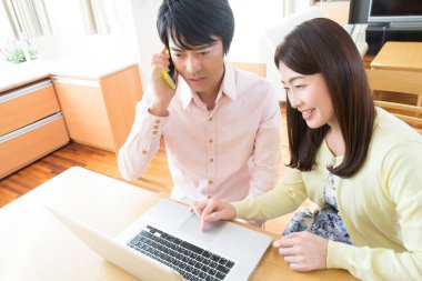 dizüstü bilgisayarda çalışan kadın ve erkek