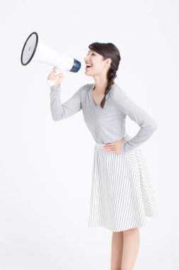 Hoparlörlü genç Asyalı iş kadını, stüdyo çekimi. 