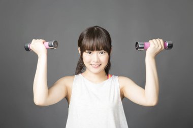 Elinde dambıllar olan kadın griyi izole eder. 