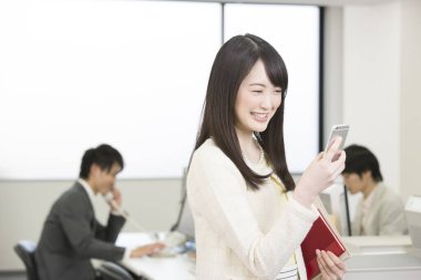 Cep telefonu kullanan genç kadın.