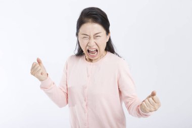 Asyalı son sınıf öğrencisi kadın yumruklarını gösteriyor. 