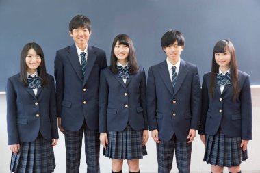 Okul üniformalı öğrenci grubunun fotoğrafı.