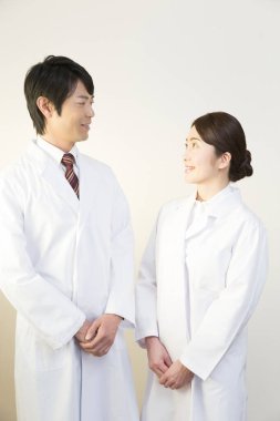 Genç Asyalı doktor ve hemşire